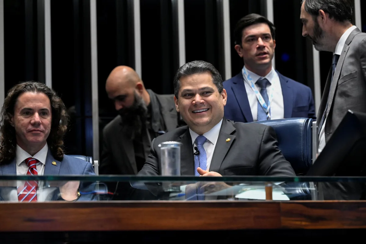 Com só um voto contra, Senado aprova PEC do fim da escala 6×1