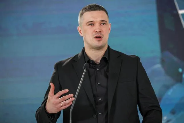 Remous politiques en Ukraine, sanctions contre la CPI, ABC contre Trump, l’astronaute Sophie Adenot, mort du batteur de ZZ Top : les informations de la nuit