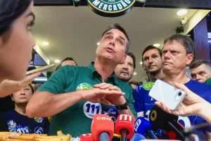 Ordenan a Flavio Bolsonaro retirar videos calumniosos contra Lula