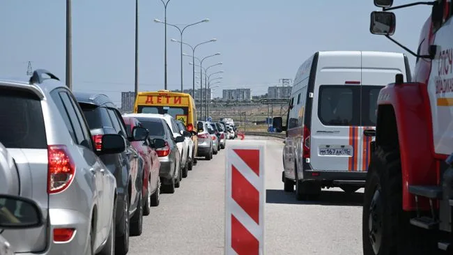 В очереди перед Крымским мостом скопилось около 500 машин
