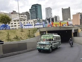 Bolivie : au moins dix morts et quatre blessés après la chute d’un minibus dans un ravin