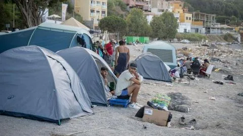 La Policía vuelve a desalojar a miles de migrantes de la playa del Trampolín
