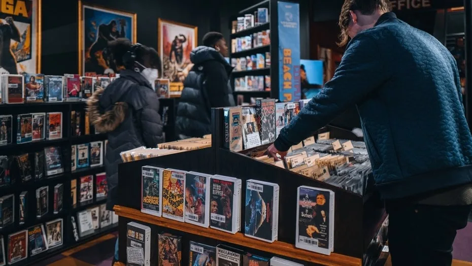 Netflix im Look der 2000er: Diese Website verwandelt Streaming in eine virtuelle Videothek