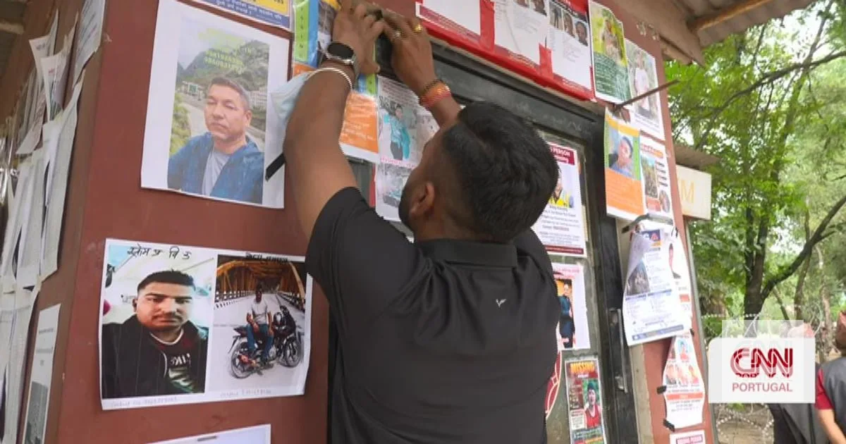 Rostos e nomes nas paredes: listas com desaparecidos no Nepal são intermináveis