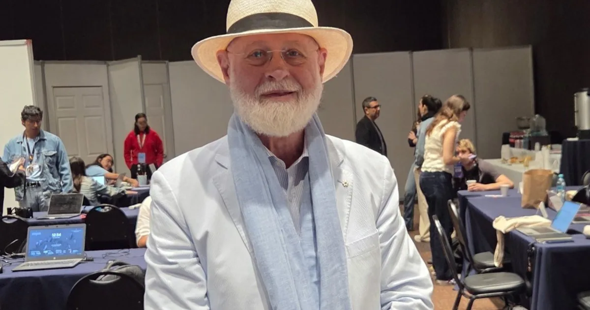 Alberto Manguel con Clarín: “El mejor ensayo tiene hoy menos peso que un grito o un insulto”
