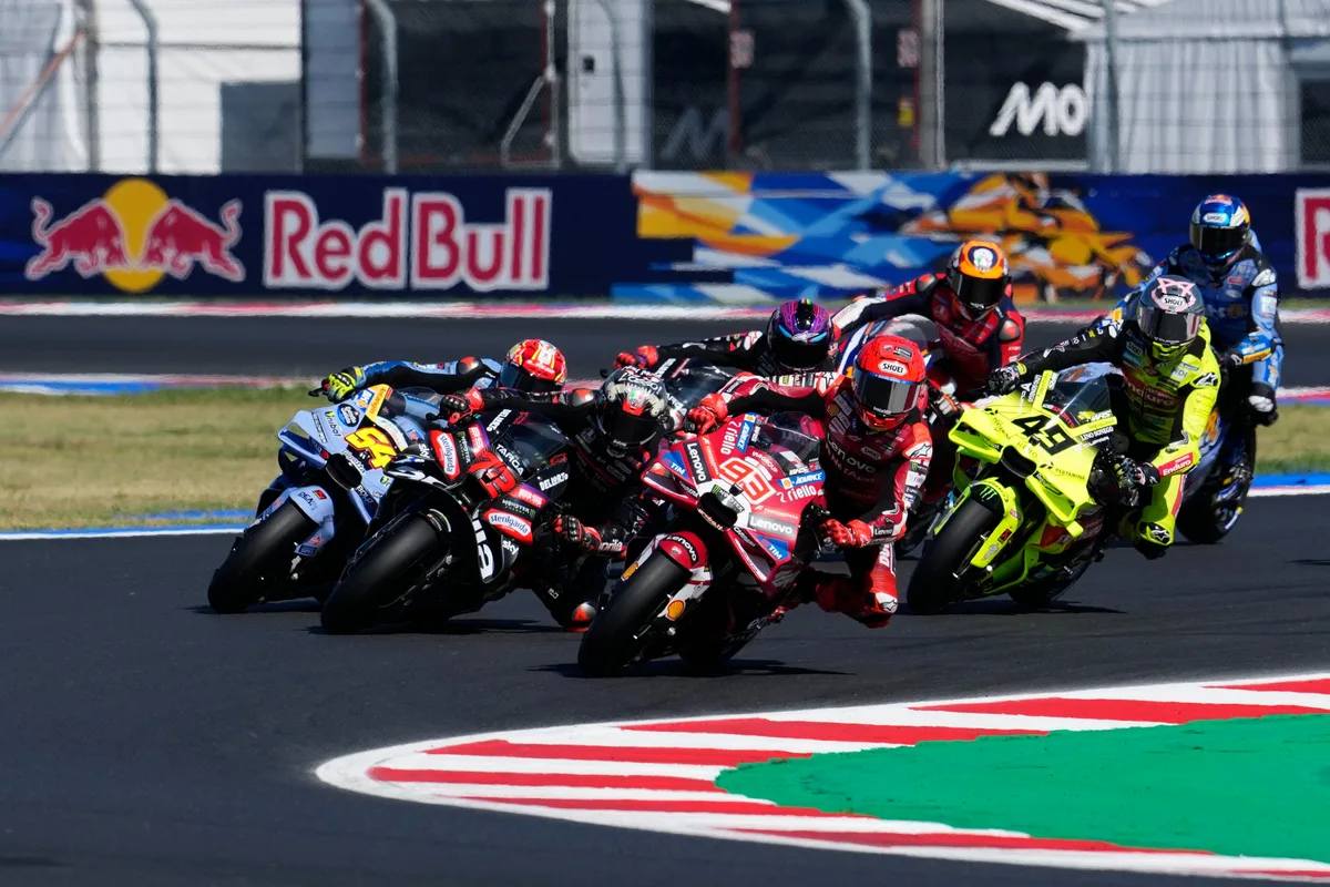 Márquez vuelve a cargarse a Bezzecchi en la salida