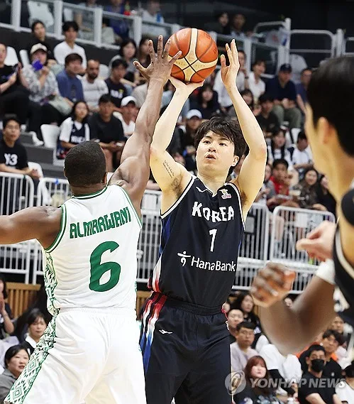 한국, 사우디 잡고 월드컵 본선행 희망가…이현중+여준석 43점