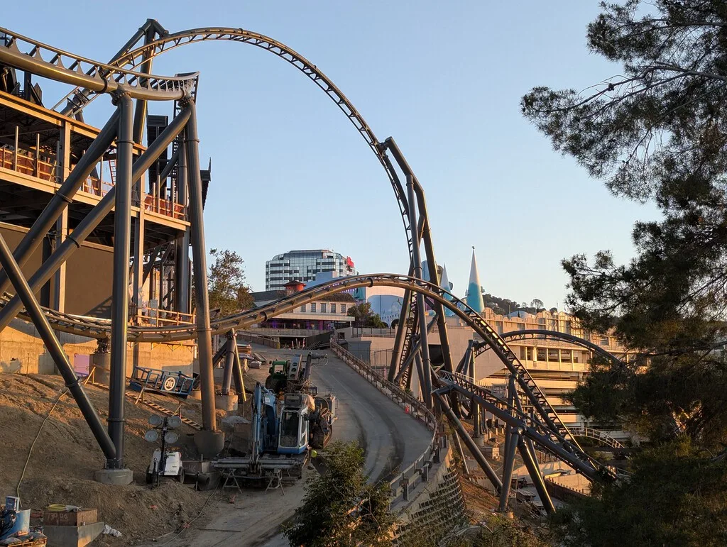 Universal gastó años para construir una montaña rusa silenciosa a 116 km/h. Entonces subieron los pasajeros y empezó el problema