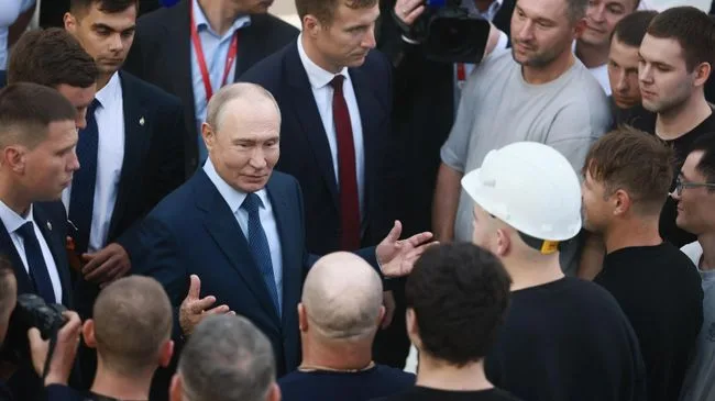 Путин опробовал громкую связь на супертраулере "Капитан Юнак"