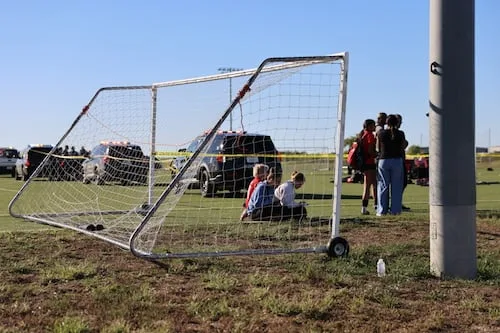 Reportan atropellamiento de varias personas en campos de futbol en Kansas; hay dos muertos