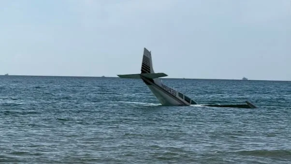 Una joven piloto aterrizó de emergencia en el mar frente a una playa repleta de Florida y salió ilesa