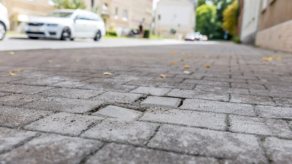 Landeskriminalamt ermittelt - Stolpersteine aus Gehweg gerissen