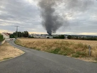 Un important incendie toujours en cours dans une ancienne usine en Sarthe : « Tout le monde pare au plus pressé »