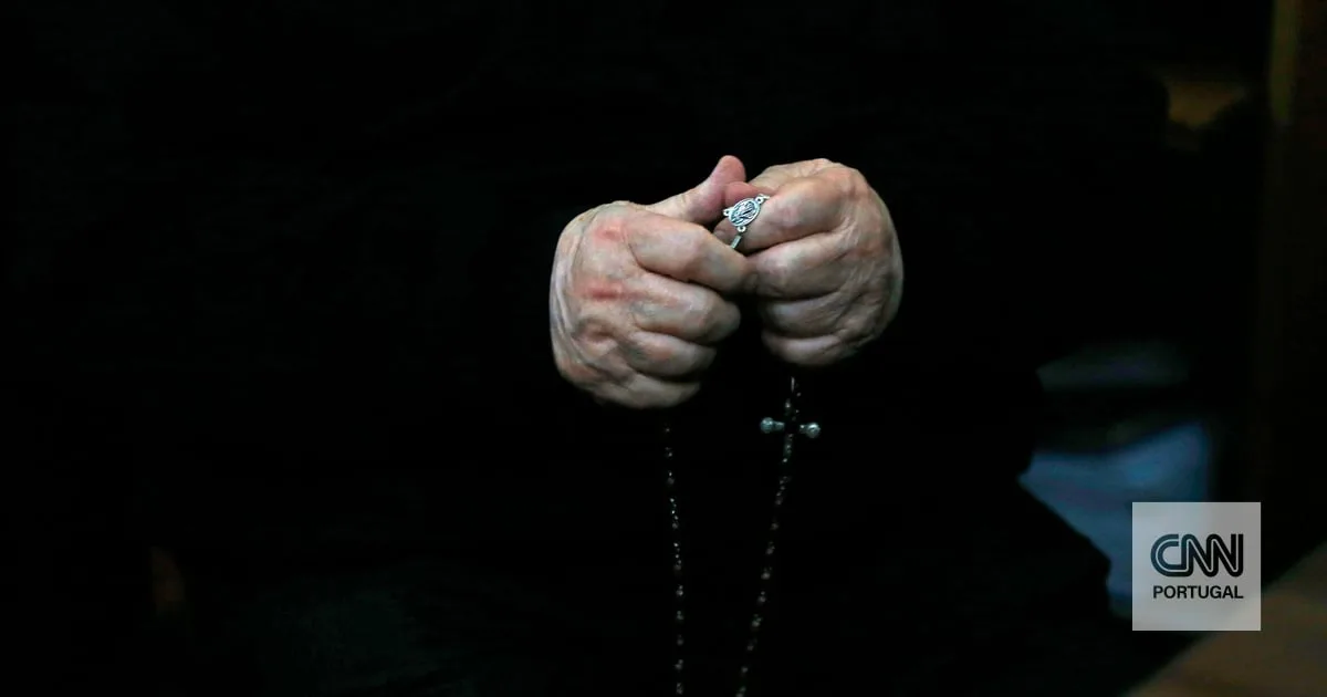 "Calma, esquerdistas!": padre gera polémica em França após fazer piadas durante missa