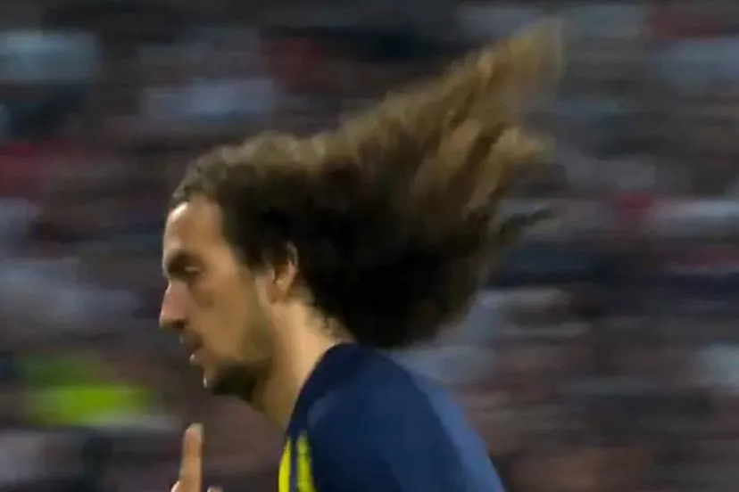 Mattéo Guendouzi adresse un doigt d'honneur aux supporters lyonnais avant OL-Fenerbahçe