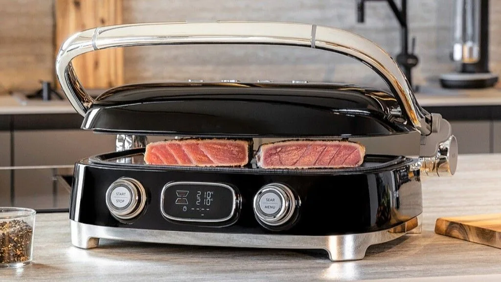 Smeg’s new 50s-style MultiGrill bakes waffles, presses paninis, and even opens into a BBQ