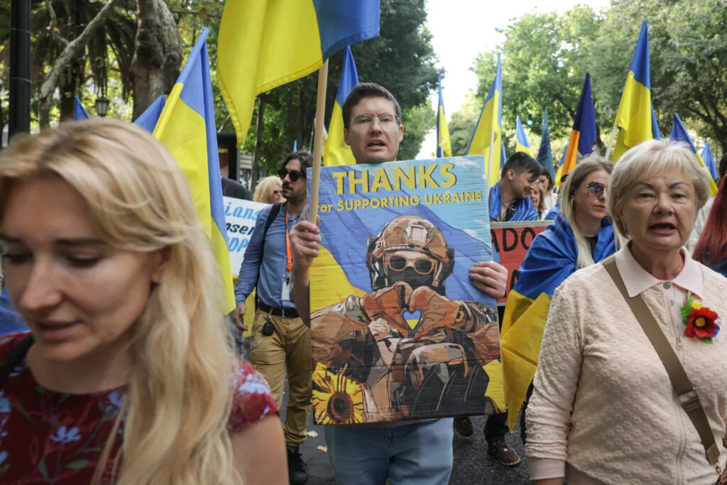 Centenas de pessoas marcham em Lisboa para assinalar 35 anos de independência da Ucrânia