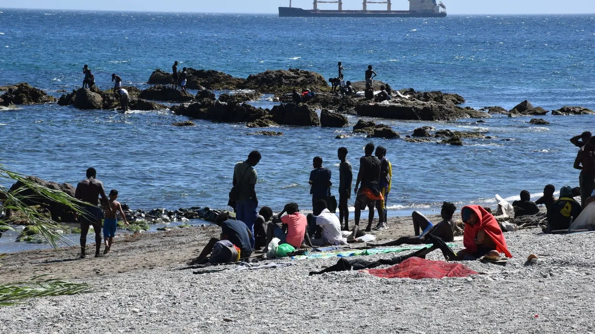 Última hora de la crisis en Ceuta, en directo | La protesta convocada esta tarde acabará con un "asedio sin violencia" en la playa de los migrantes