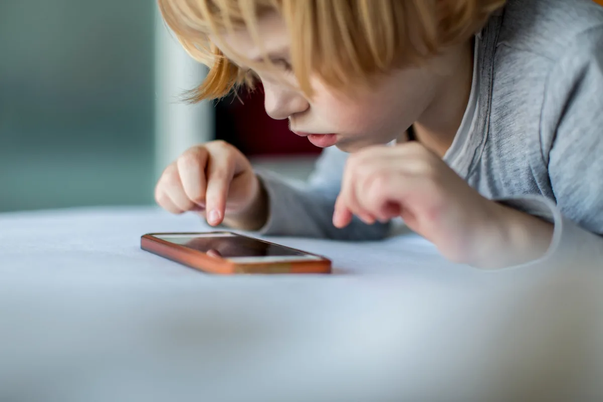 Menores de 2 años ya usan Internet: estudio alerta impacto en el lenguaje infantil
