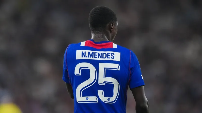 Coup dur pour le PSG et bonne nouvelle pour le Barça: Nuno Mendes absent plusieurs semaines