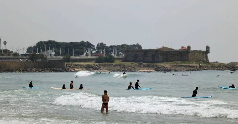 Matosinhos. Três praias permitem banhos após contaminação