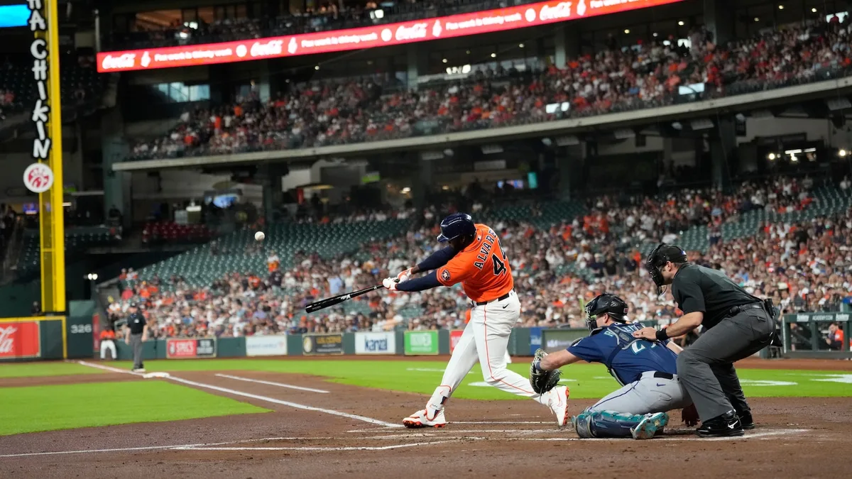 Walker’s 10th-inning 3-run blast lifts the Astros past the Mariners 10-7
