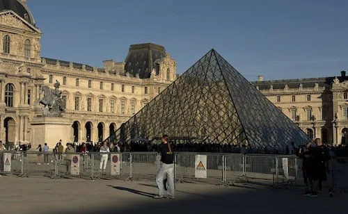 Director del Louvre espera recuperar las joyas robadas; advierte que los museos son objetivos en todo el mundo