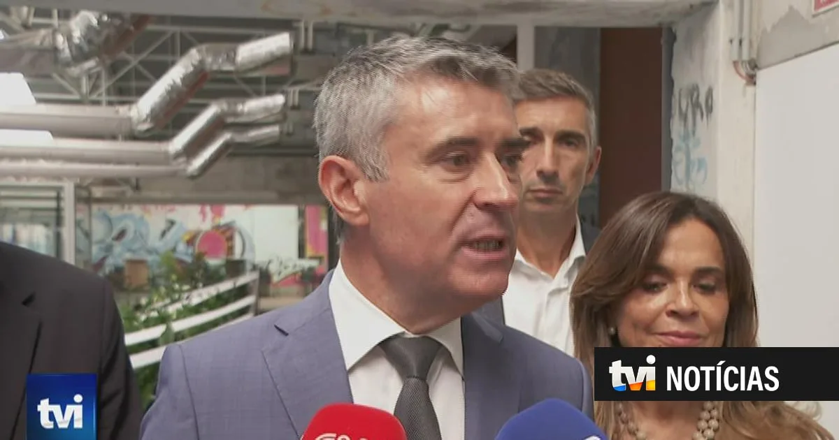 José Luís Carneiro admite inquérito ao "caos" na educação