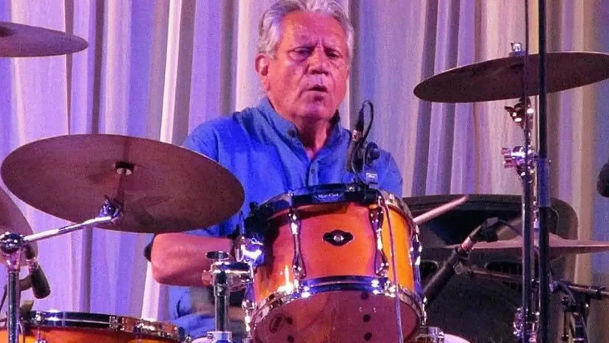 Muere Pepe Sánchez, el 'batería de las estrellas' que tocó con Julio Iglesias, Raphael, Barbra Streisand o Barry White