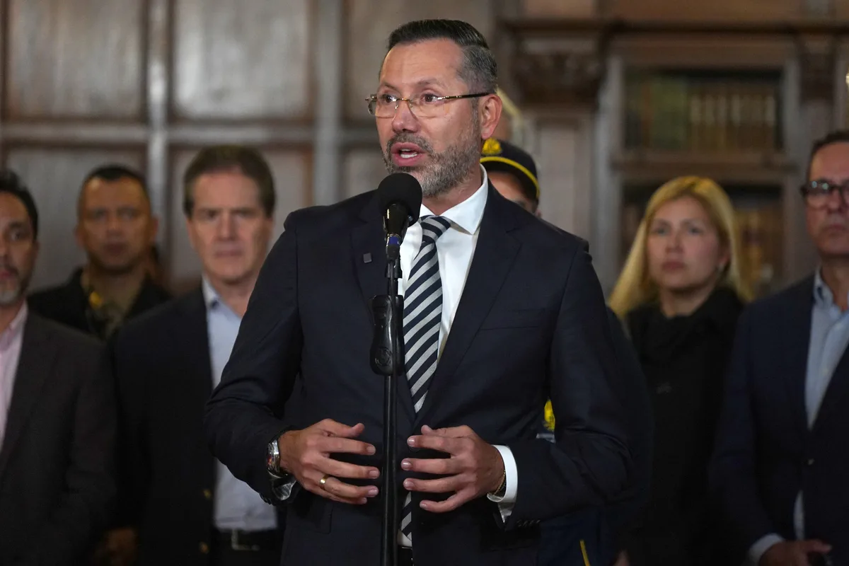 Crecen las presiones para que dimita el ministro de Vivienda de Colombia por su viaje de descanso por la playa