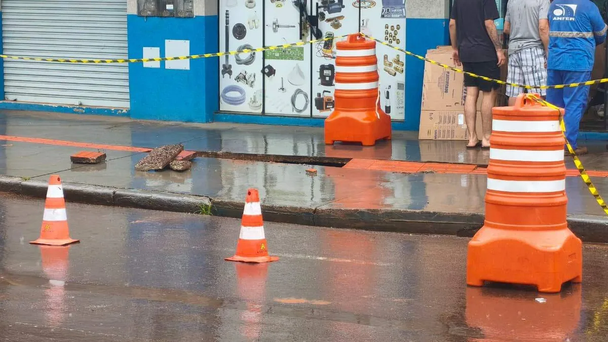 Chuva intensa abre cratera e Defesa Civil interdita lojas no Centro