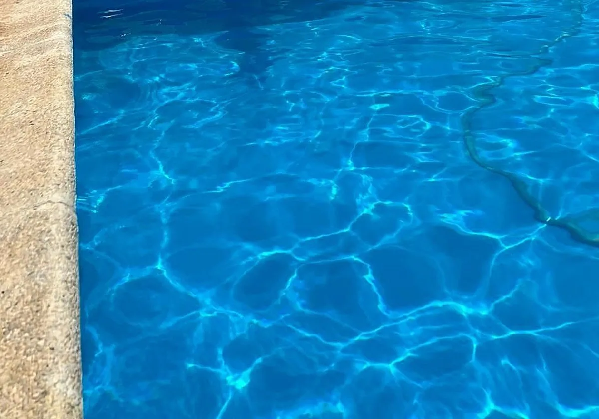 Cuatro menores se enfrentan a sanciones de hasta 3.000 euros por defecar en una piscina de Burgos