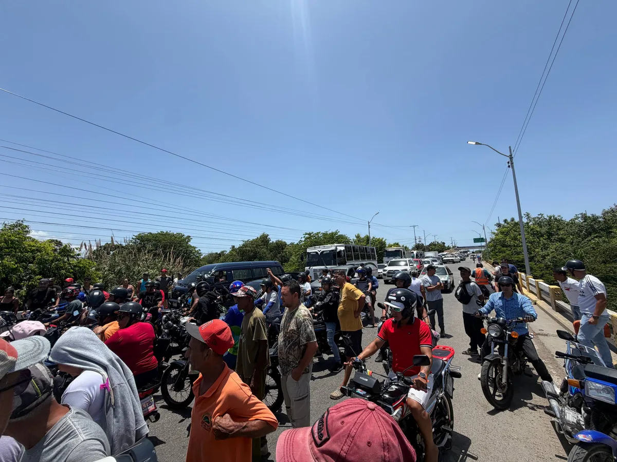 Vecinos de Brisas del Golfo se cansaron de tantos embustes y cerraron carretera nacional en Sucre