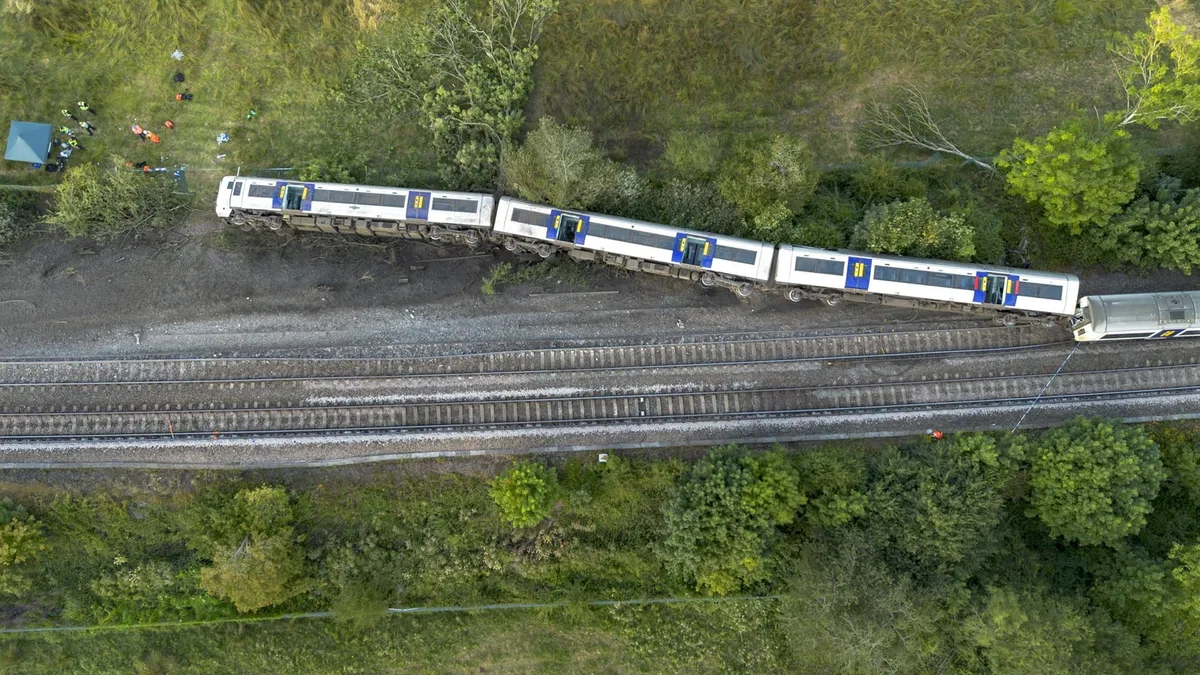 El descarrilamiento de un tren regional en el noroeste de Francia deja por el momento 44 heridos