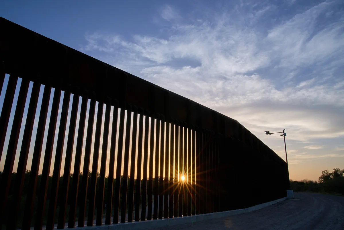 Trump presiona a Sheinbaum para frenar a migrantes mexicanos antes de que crucen a EEUU, reporta Bloomberg