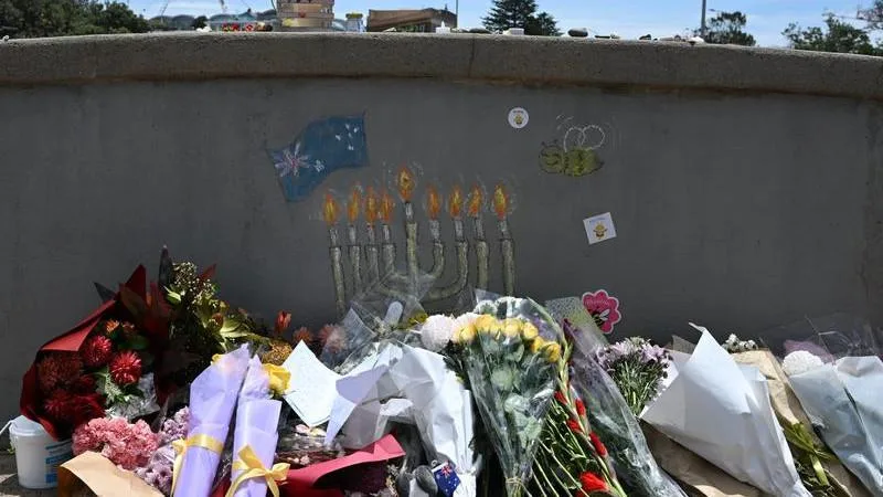 Police charge man over alleged offensive gestures on Bondi Beach massacre footbridge