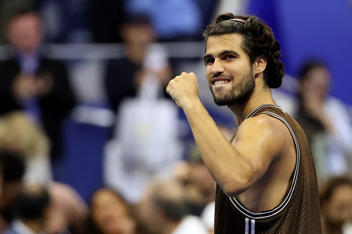 Alcaraz leva susto no início, mas reage e avança à terceira rodada do US Open