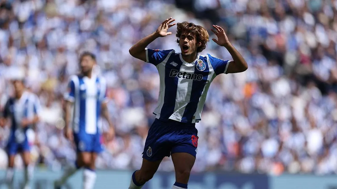 Acabou o desencontro entre o FC Porto e Rodrigo Mora. Ele vai embora, mas parte dele fica