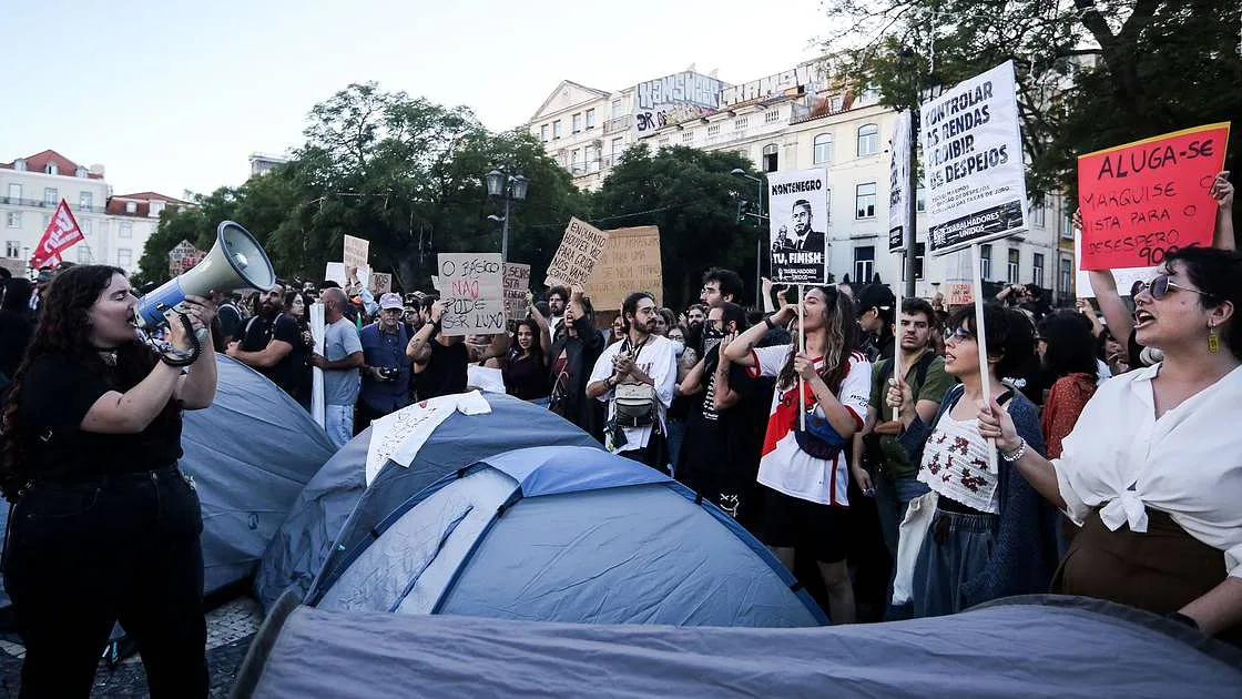 O momento em que o acampamento começou a nascer no Rossio, em Lisboa