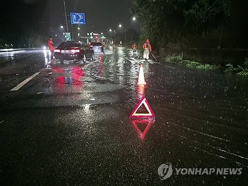 광복절 연휴 부산 강서 437㎜…신호등 파손·터널 통제후 정상화(종합)