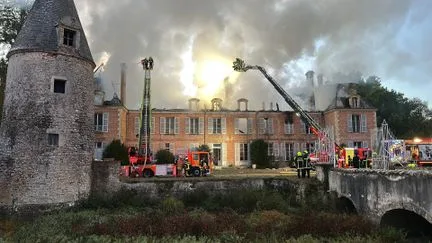 "C'est un drame" : l'un des plus grands châteaux de Sologne dévasté par un violent incendie