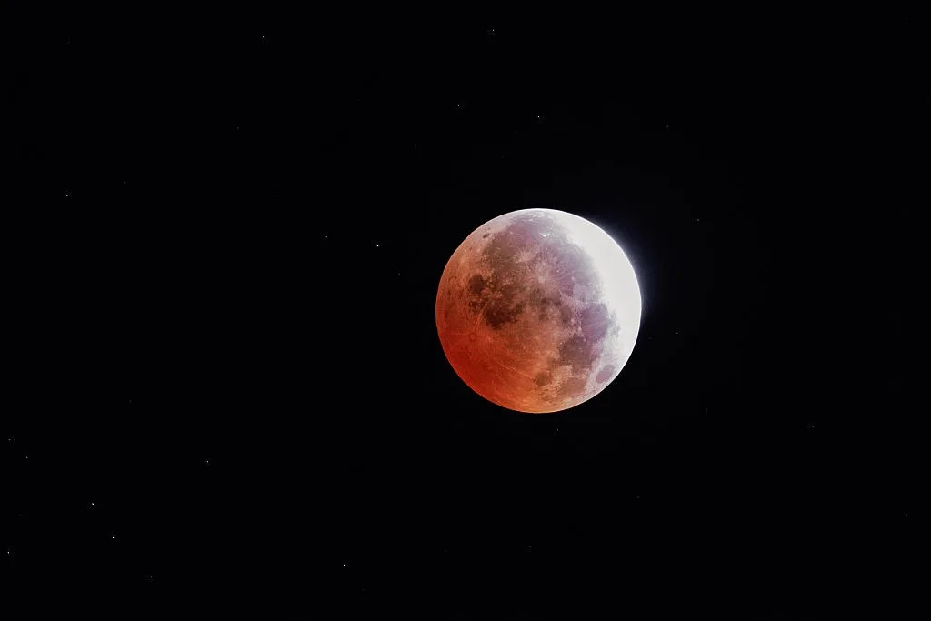 Eclipse lunar parcial: veja as principais imagens da ‘Lua de Sangue’ pelo mundo