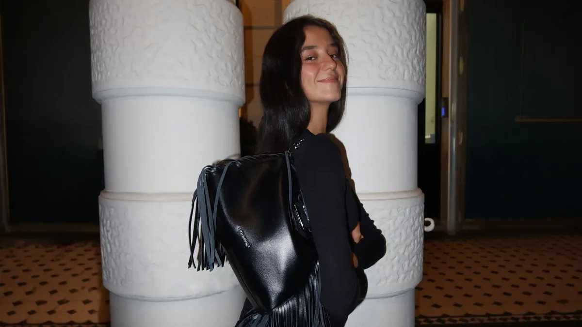 El bolso con flecos de Victoria Federica y otros 5 diseños 'made in Spain' que aportarán mucho estilo a tus looks más básicos de otoño-invierno