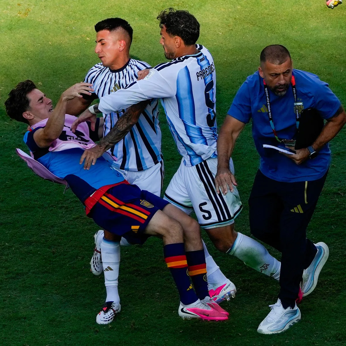 Nach WM-Finale - Argentiniens Paredes zehn Spiele gesperrt