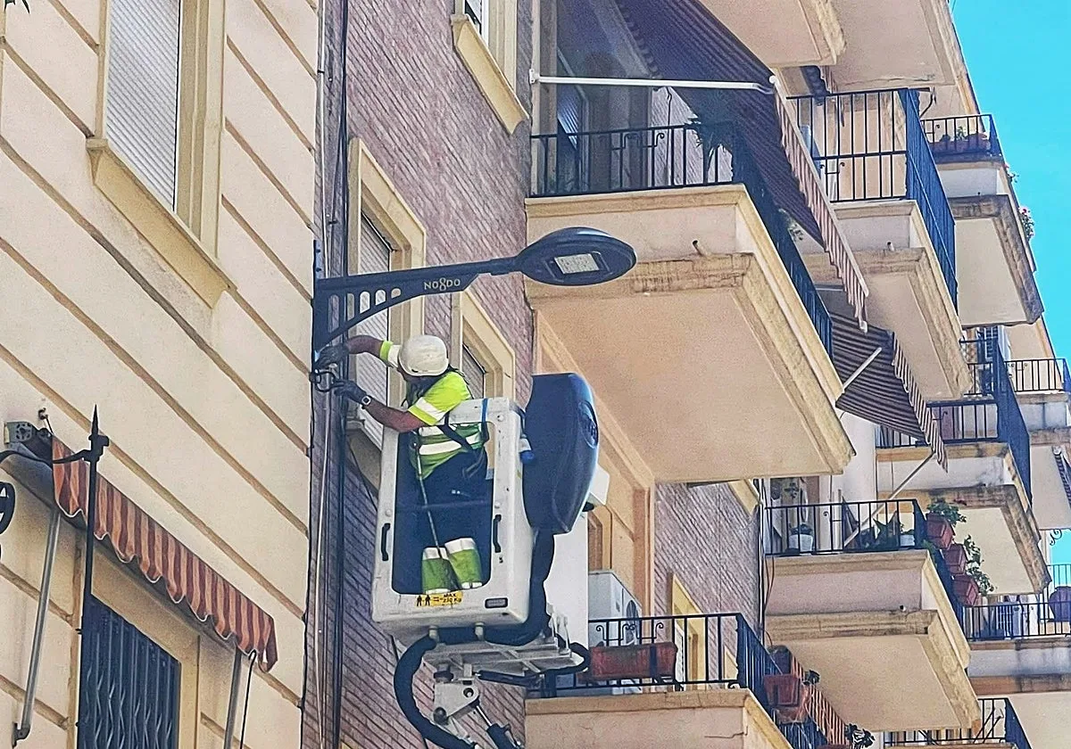 El Ayuntamiento invierte 17,5 millones de euros en modernizar más de 31.000 farolas de Sevilla