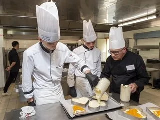 « Je suis croyant et cela a du sens pour moi » : ces lycéens bretons ont cuisiné un gâteau pour le pape Léon XIV