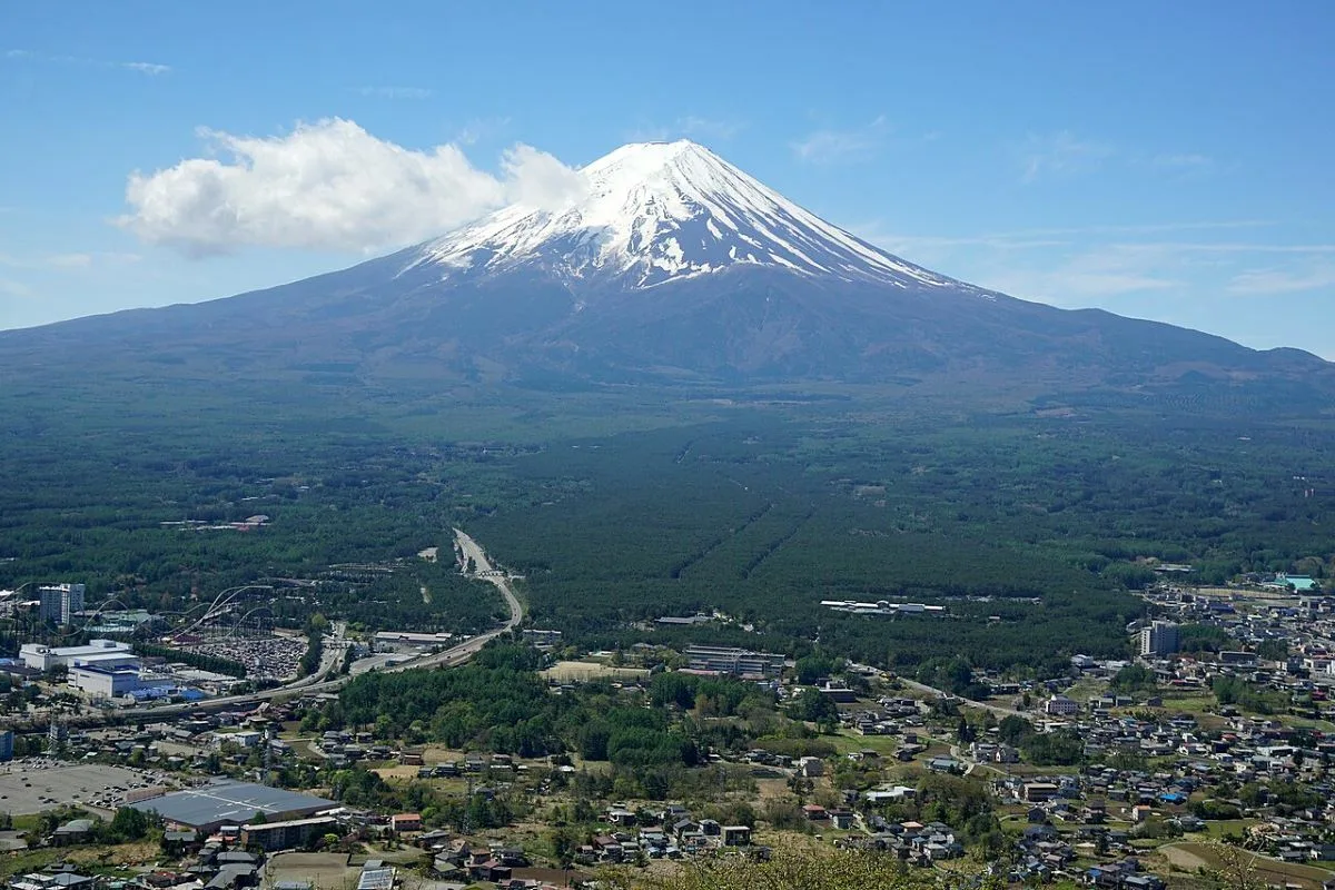 Pai deixa filho de sete anos sozinho no Monte Fuji e continua a subida