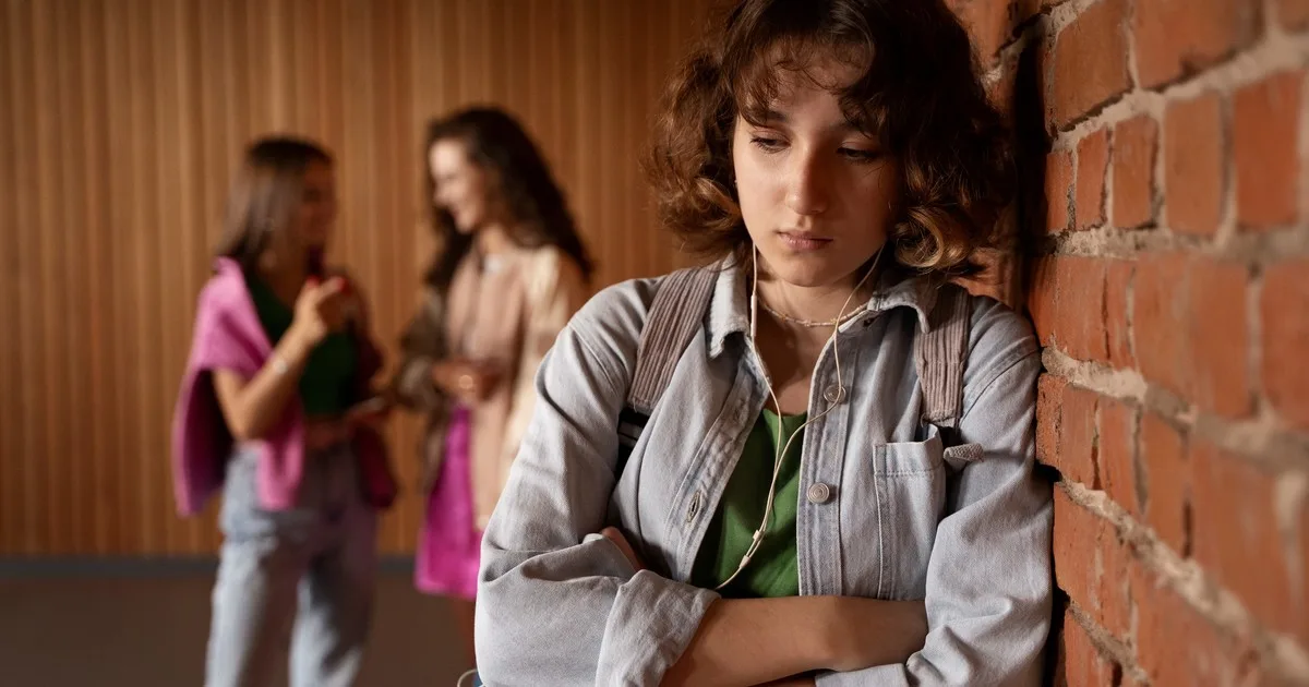 La psicología dice que las personas que internalizan su angustia no son frías ni autosuficientes; a menudo realizan un cálculo constante e invisible sobre si su dolor es lo suficientemente grave como para merecer la atención de otra persona