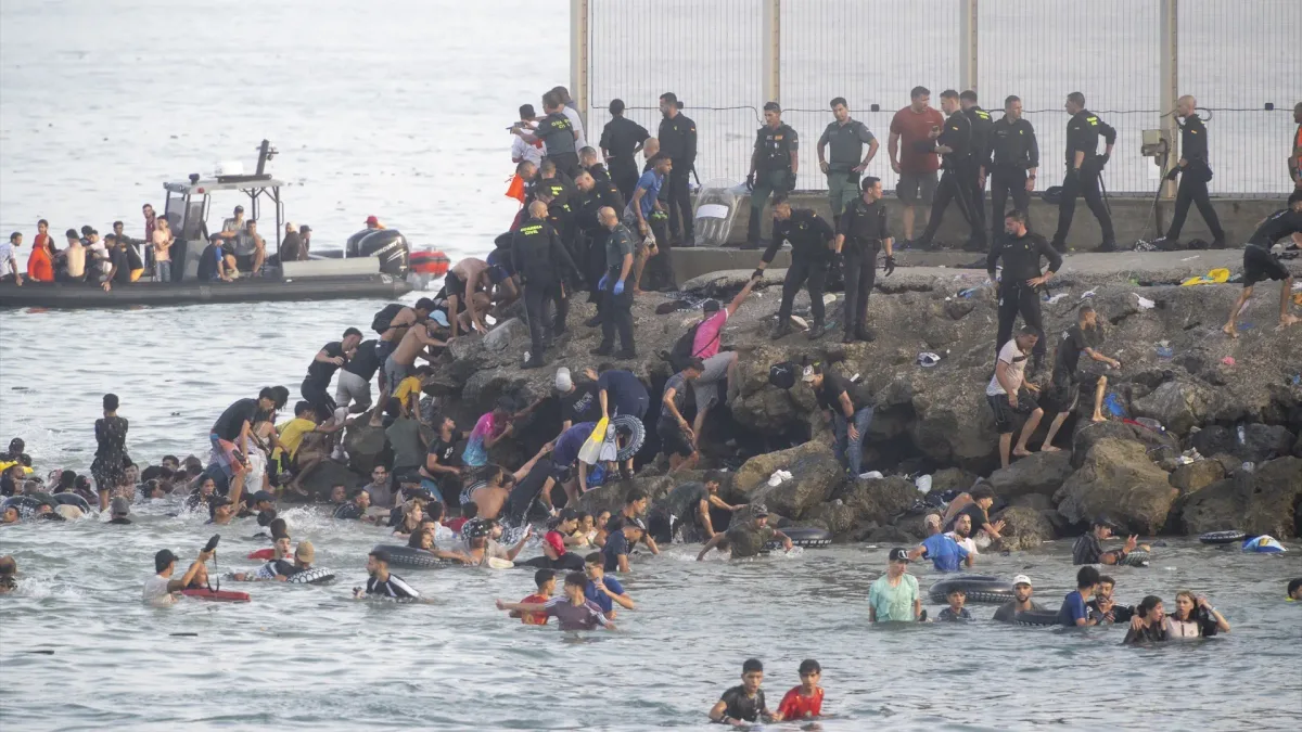 Última hora de la crisis migratoria de Ceuta, en directo | Melchor León, diputado socialista en Ceuta, defiende las concentraciones: "Necesitamos sentir todo el apoyo de los españoles"