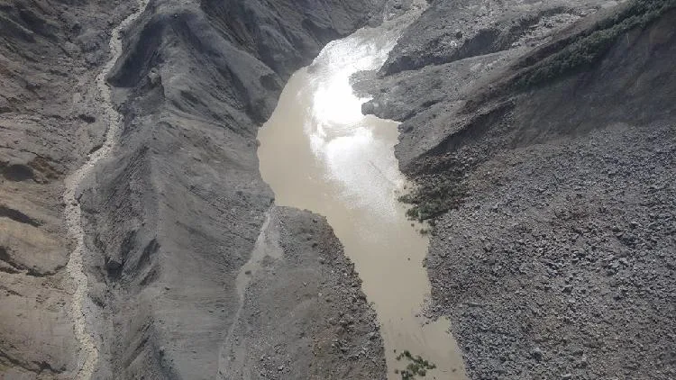 Landslide-dammed lake near Gyirong mudslide zone complicates rescue